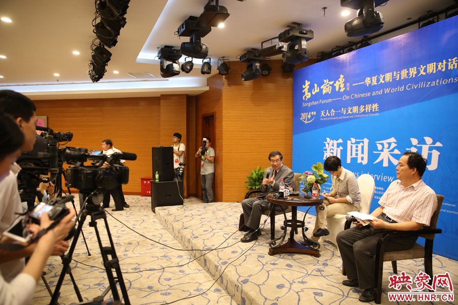 嵩山論壇新聞采訪現(xiàn)場。