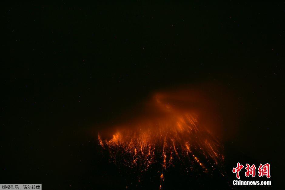 當(dāng)?shù)貢r間8月24日，厄瓜多爾通古拉瓦火山噴發(fā)，熔巖噴出宛如末世。