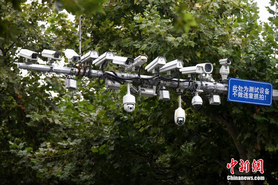 青島現(xiàn)最牛監(jiān)視設(shè)備 一根桿上架有19個探頭 青島現(xiàn)最牛監(jiān)視設(shè)備 一根桿上架有19個探頭