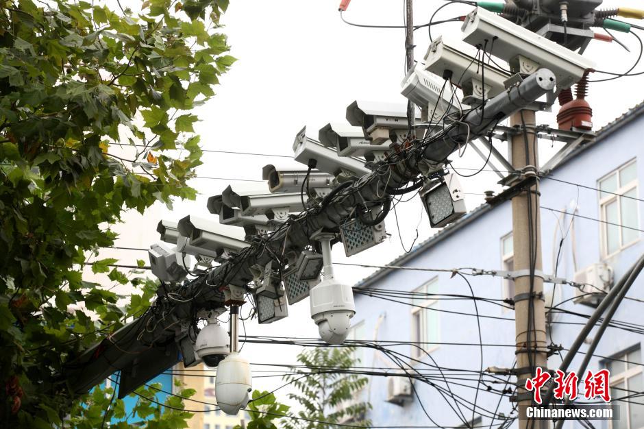青島現(xiàn)最牛監(jiān)視設(shè)備 一根桿上架有19個探頭 青島現(xiàn)最牛監(jiān)視設(shè)備 一根桿上架有19個探頭