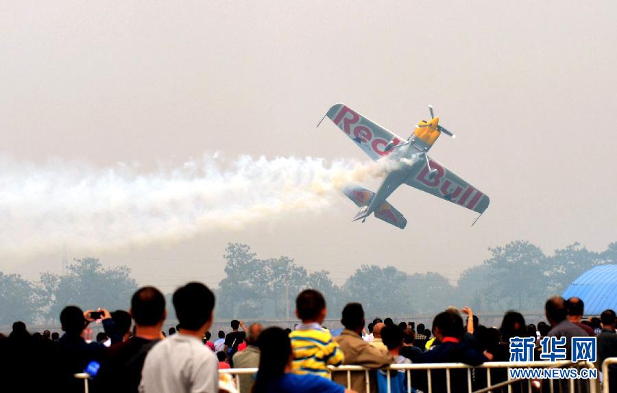 　9月13日，特技隊(duì)員在進(jìn)行空中飛行表演。