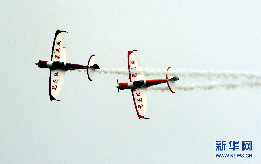 9月13日，特技隊(duì)員在進(jìn)行空中飛行表演。