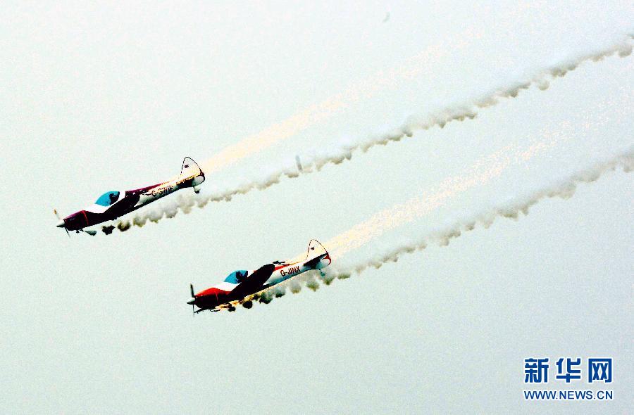 9月13日，特技隊(duì)員在進(jìn)行空中飛行表演。