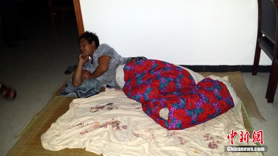 9月22日晚，在象山高塘島鄉(xiāng)的烏巖頭村的農(nóng)民安置點(diǎn)里，70多名外來(lái)務(wù)工人員正在休息。