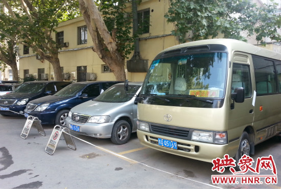 管城區(qū)委院內已經被封存公車在停車場停放。