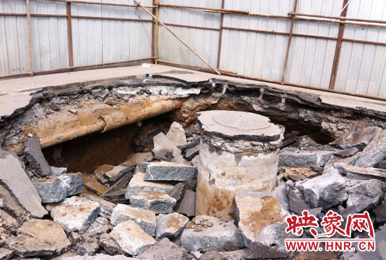 此次路面塌陷的直徑約為3米，深度有2米左右，坑內(nèi)布滿(mǎn)了碎石，路面下方20厘米左右。