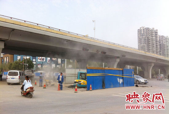 施工單位對(duì)塌陷處進(jìn)行路面切割，造成路面塵土飛揚(yáng)。