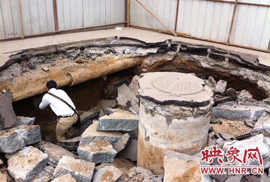 有工作人員下到坑內(nèi)進(jìn)行檢查，但拒絕透露具體工作單位。