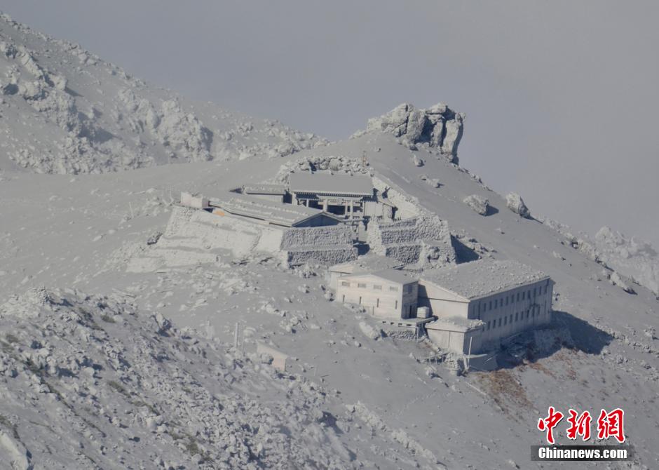 當(dāng)?shù)貢r間2014年9月27日，日本中部御岳山發(fā)生噴發(fā)，或已造成數(shù)人受傷。