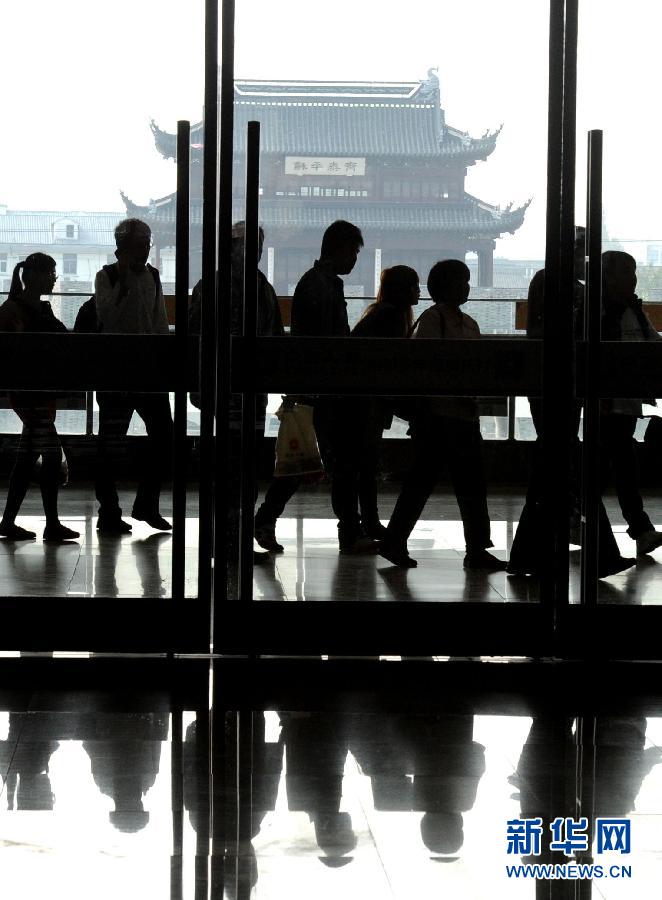 10月6日，旅客排隊(duì)進(jìn)入蘇州火車站二樓候車大廳。