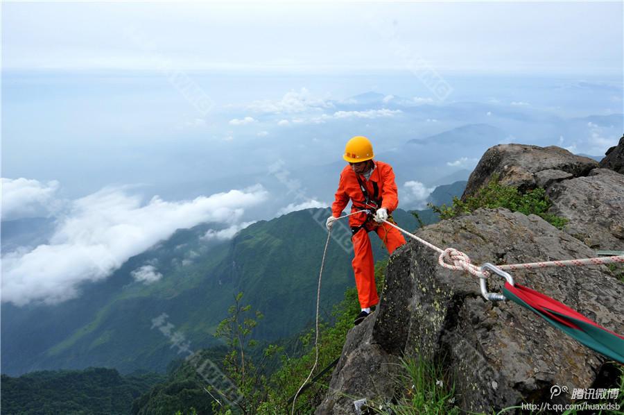 10月5日，峨眉山景區(qū)清潔工彭文才下到巖壁清理游客丟棄的垃圾。