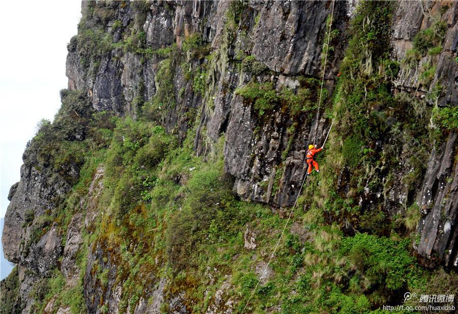 在峨眉山金頂，彭文才是護(hù)欄以外和懸崖區(qū)域唯一的清潔工。