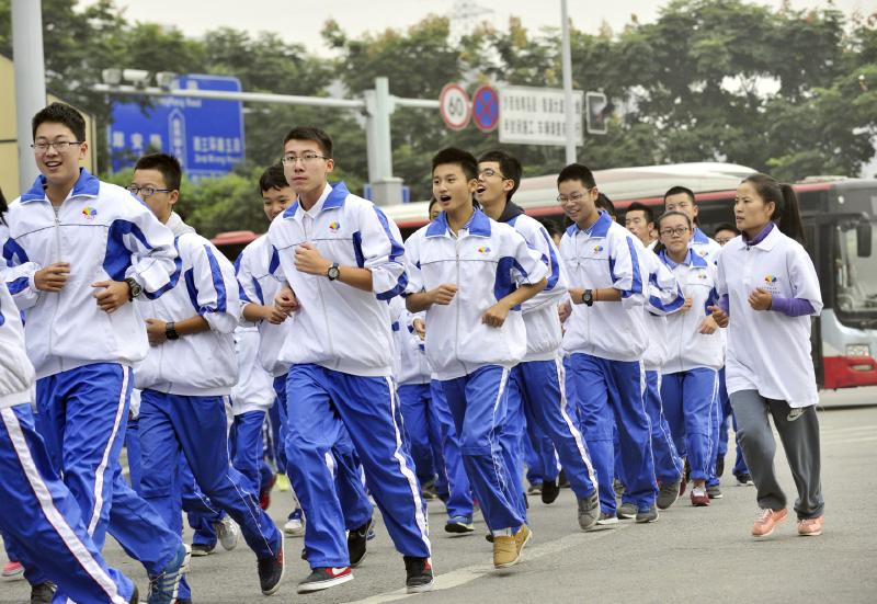 10月14日，成都七中萬達學(xué)校實行三年跑六百公里才能畢業(yè)，現(xiàn)場學(xué)生開始長跑。