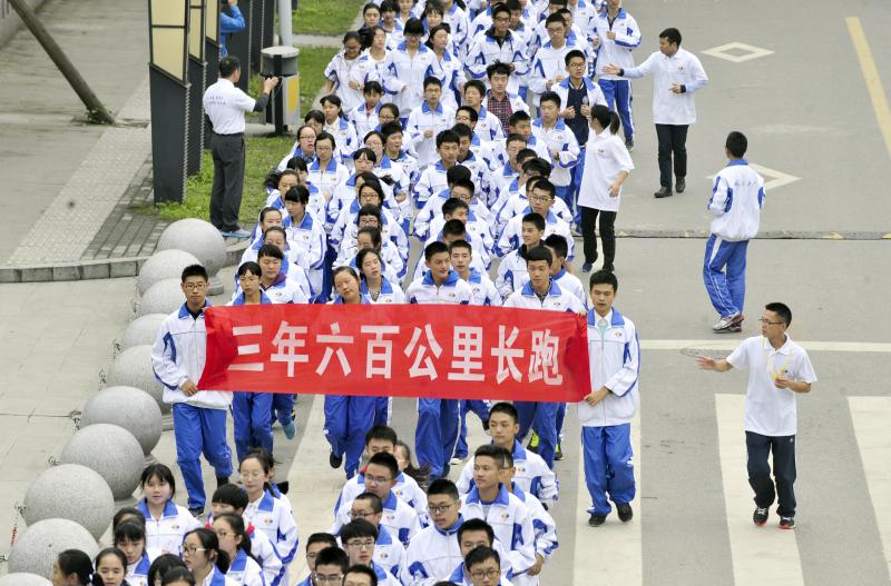10月14日，成都七中萬達學(xué)校實行三年跑六百公里才能畢業(yè)，現(xiàn)場學(xué)生開始長跑。