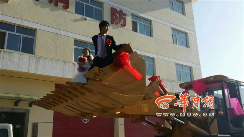 陜西小伙開(kāi)8臺(tái)裝載機(jī)接新娘。