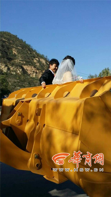 陜西小伙開(kāi)8臺(tái)裝載機(jī)接新娘。