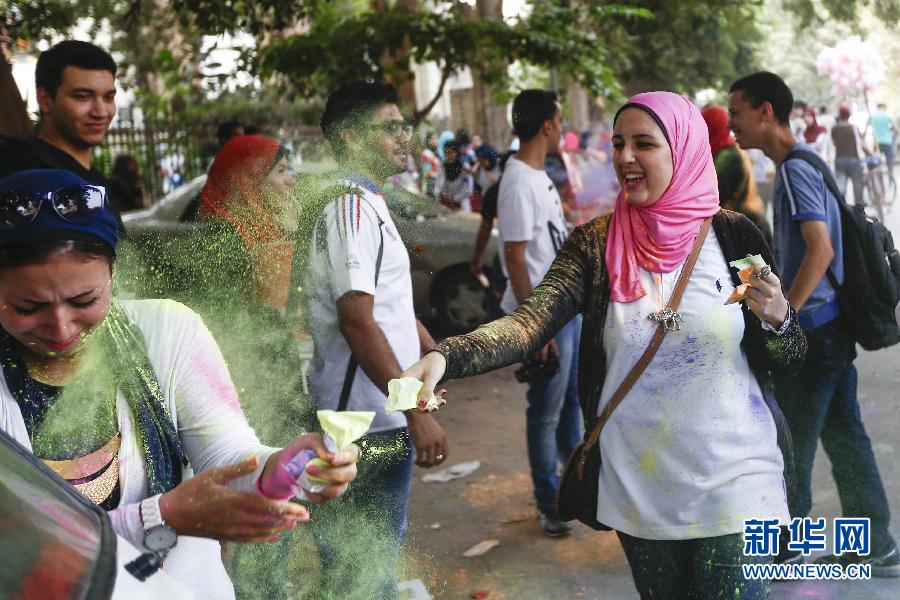 10月16日，在埃及首都開羅，一名女青年在“彩色跑”活動中拋撒彩色粉末。