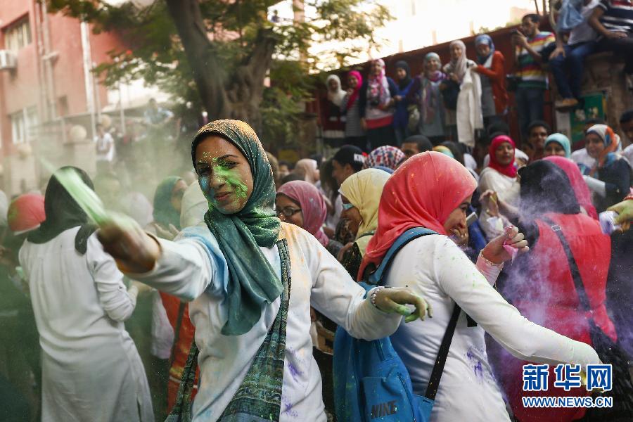 10月16日，在埃及首都開羅，一名女青年在“彩色跑”活動中拋撒彩色粉末。