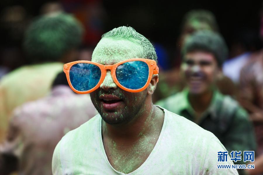 10月16日，在埃及首都開羅，一名男青年在“彩色跑”活動中奔跑。