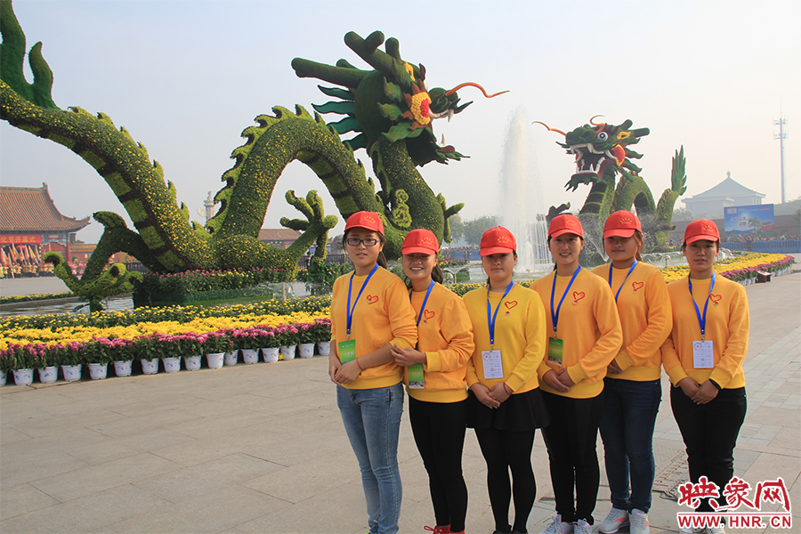 菊花文化節(jié)的志愿者們。