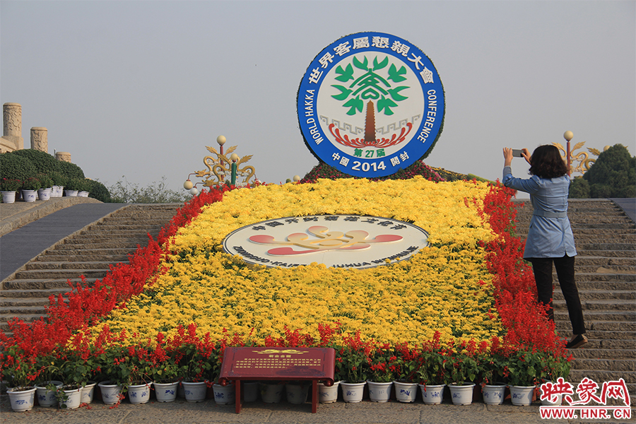 游客在拍照。