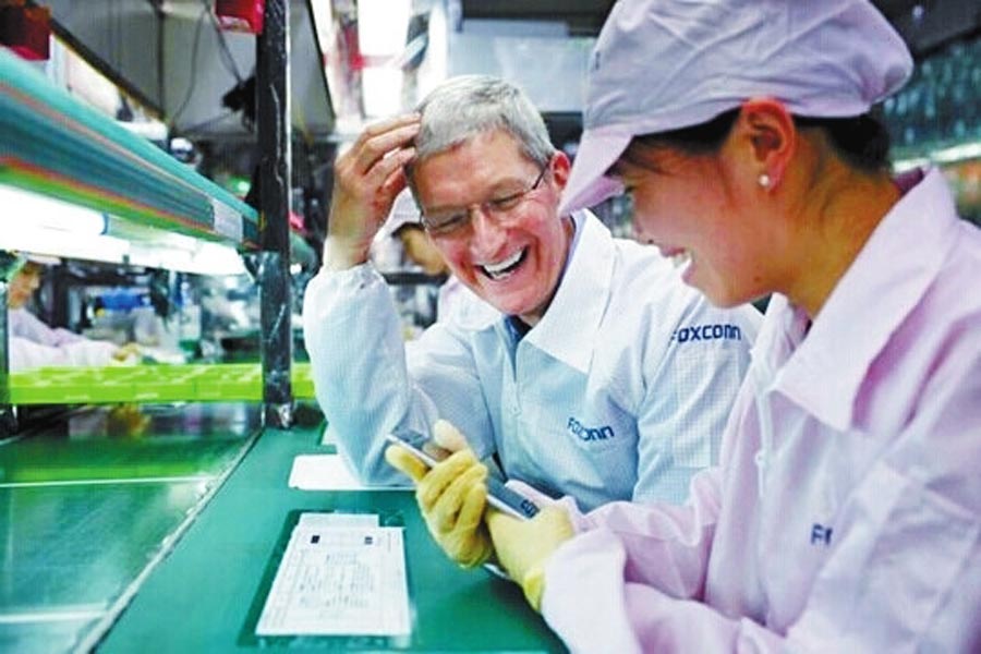 圖為蒂姆·庫克和一名女工在熱烈地交談。