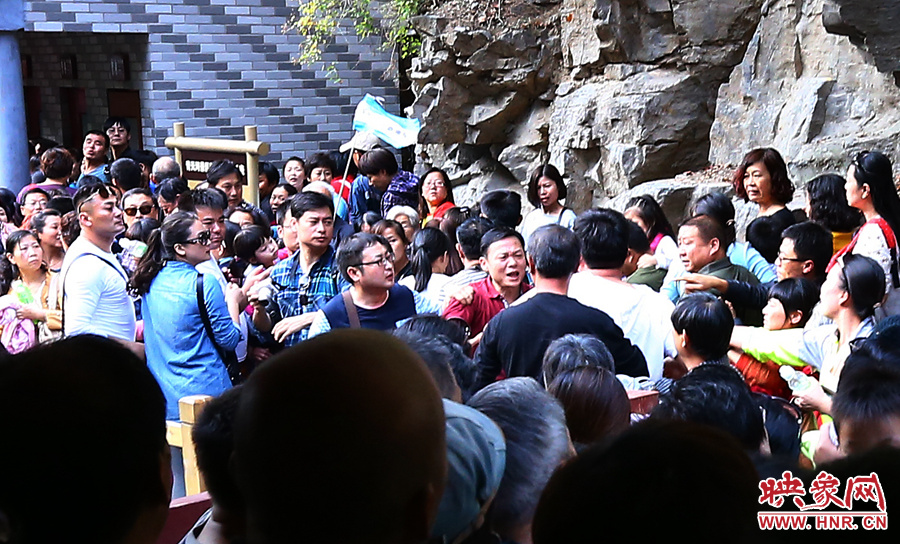 候船碼頭上，游客由于擁擠發(fā)生摩擦沖突