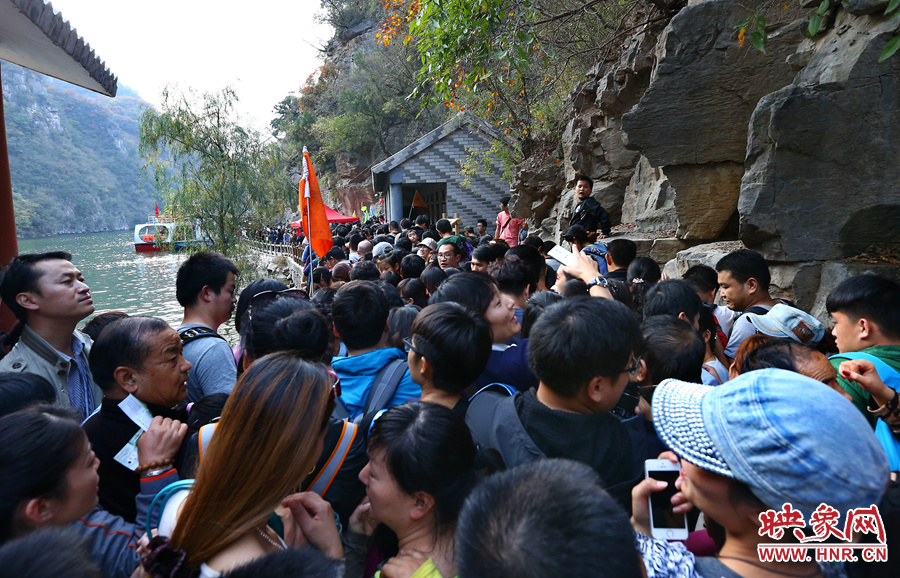 由于景區(qū)沒有良好的疏導(dǎo)和管理，讓游玩的游客被混亂的狀態(tài)破壞了好心情