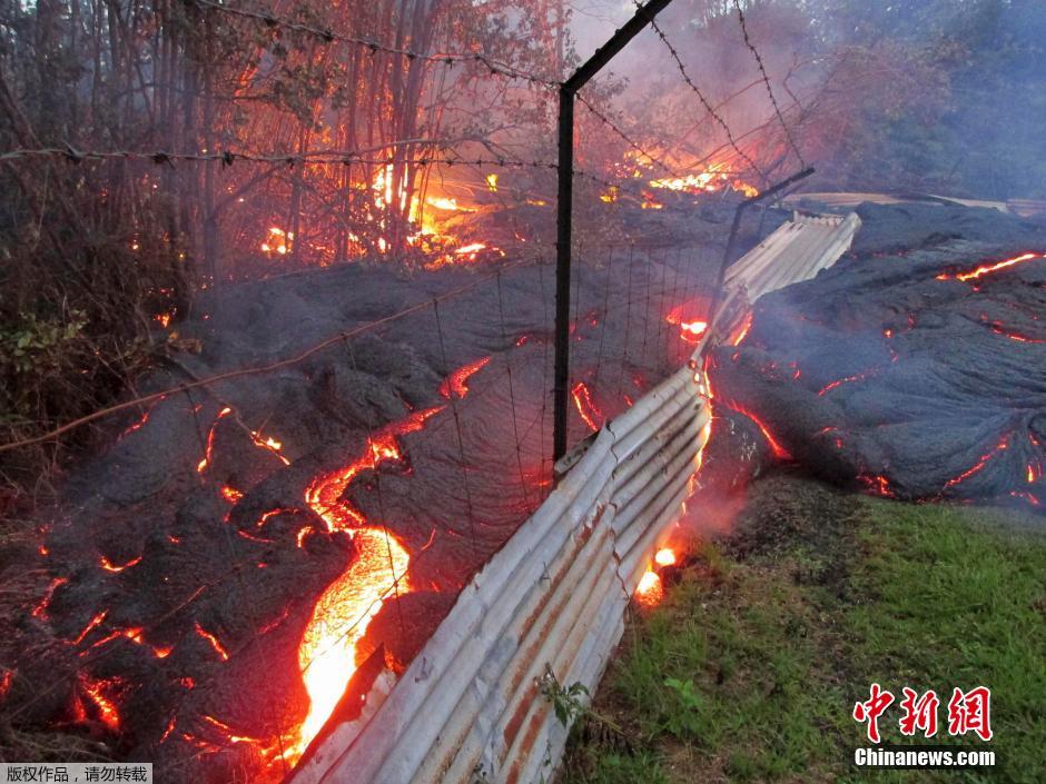 夏威夷火山持續(xù)噴發(fā) 熔巖威脅附近居民區(qū) 夏威夷火山持續(xù)噴發(fā) 熔巖威脅附近居民區(qū)