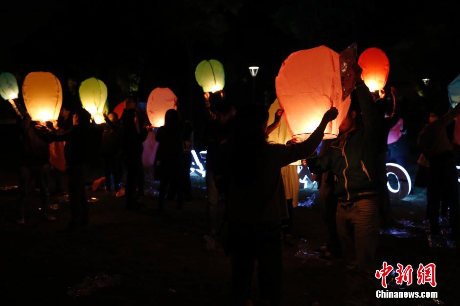 上海百名單身男女集體放飛孔明燈求“脫單” 上海百名單身男女集體放飛孔明燈求“脫單”