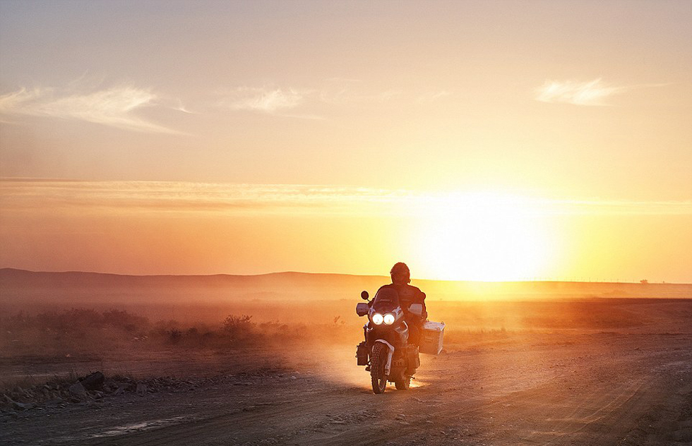 彼得·格里明科在哈薩克斯坦公路上騎行。（網(wǎng)頁截圖）