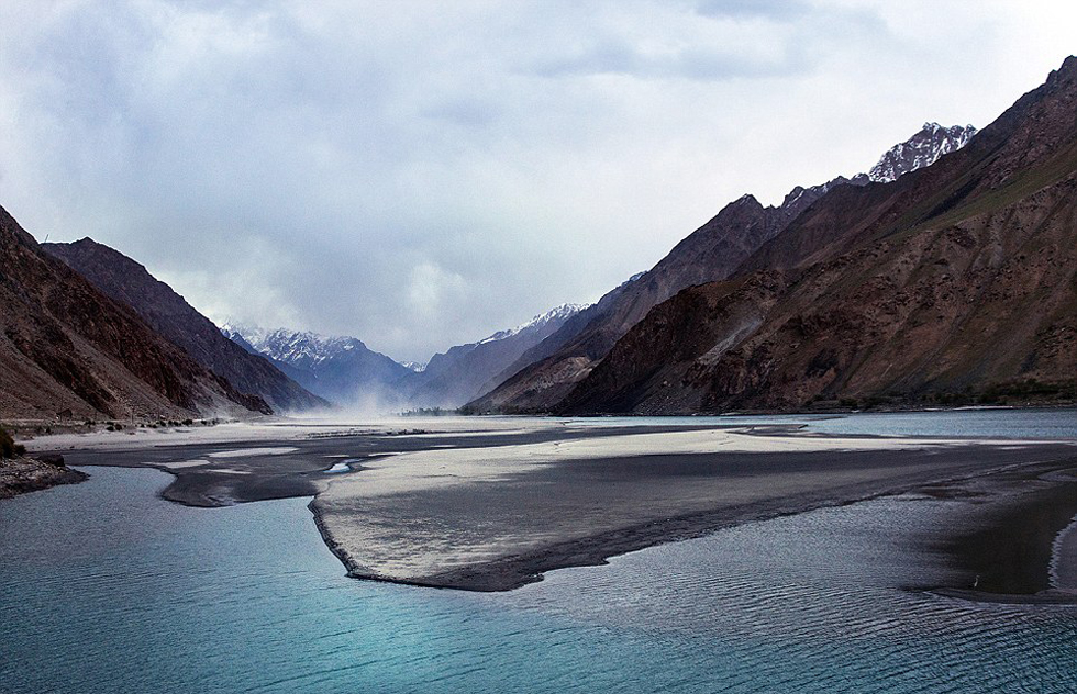 夫婦倆穿越東歐到達(dá)亞洲，沿途拍攝到許多美景。
