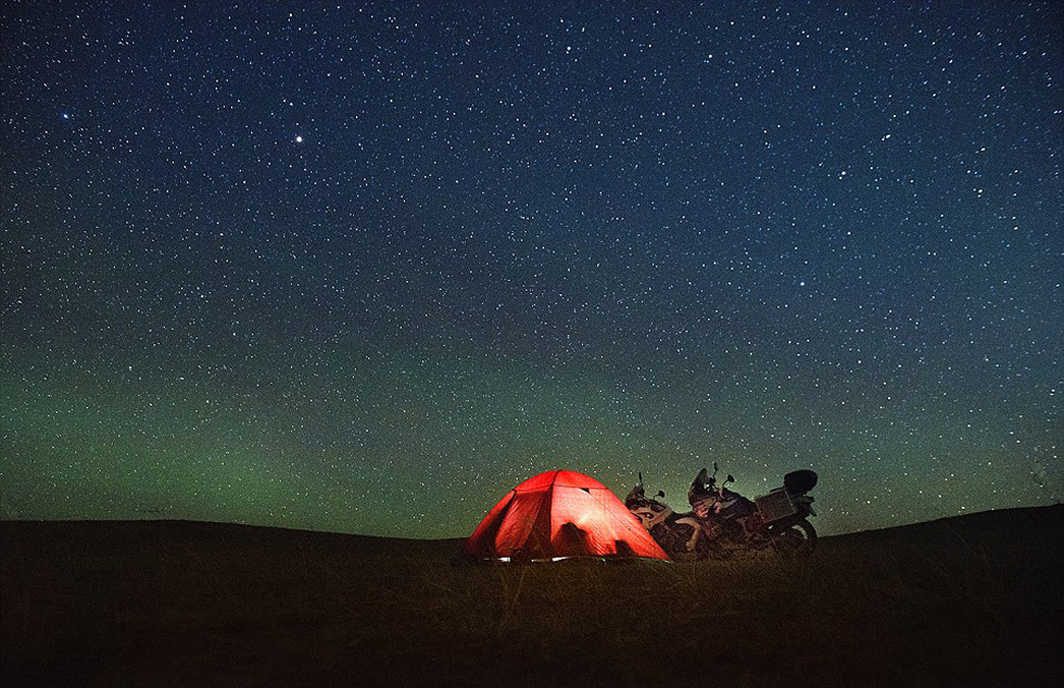 他們曾遭遇沙塵暴和嚴(yán)寒，且數(shù)天無法洗澡。