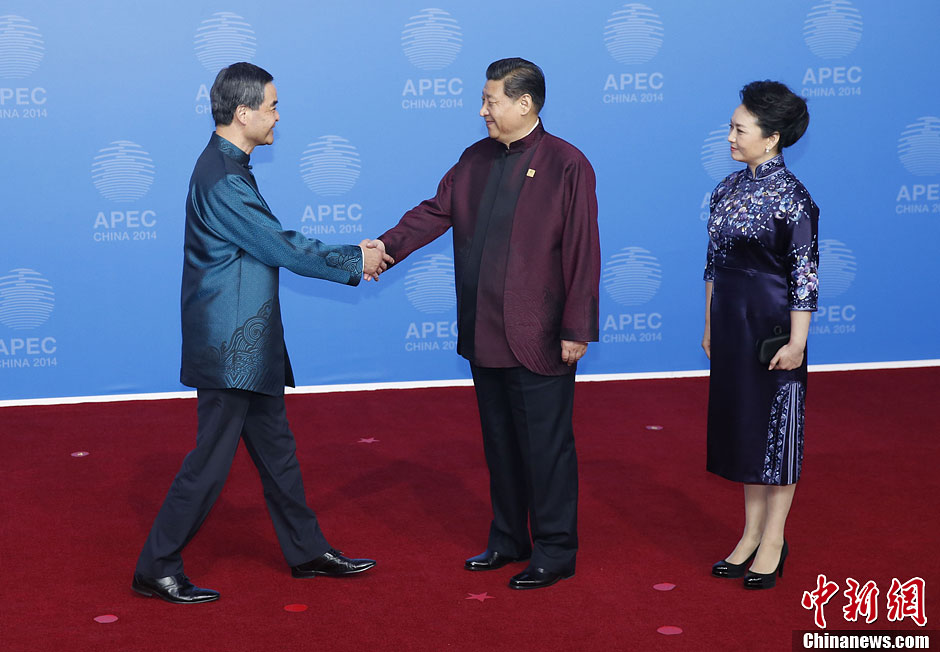 圖為習近平夫婦歡迎中國香港特別行政區(qū)行政長官梁振英。中新社發(fā) 杜洋 攝