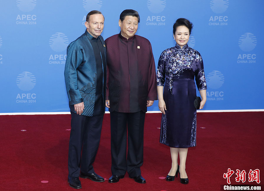 圖為習近平夫婦歡迎澳大利亞總理阿博特。中新社發(fā) 杜洋 攝