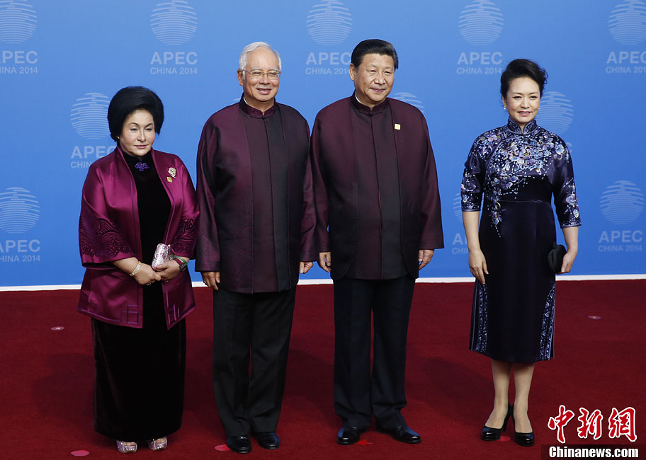 圖為習近平夫婦歡迎馬來西亞總理納吉布夫婦。中新社發(fā) 杜洋 攝