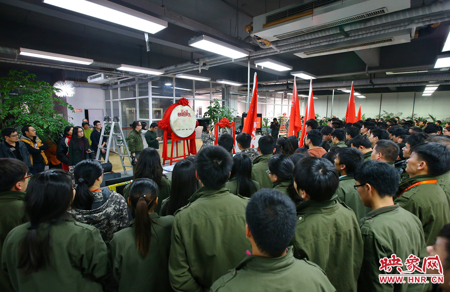 “雙十一”零點(diǎn)到來(lái)前，電商的負(fù)責(zé)人為一線員工鼓勁加油