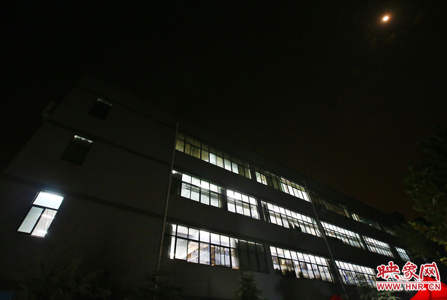 夜已深，燈火通明的大廳內(nèi)卻熱火朝天