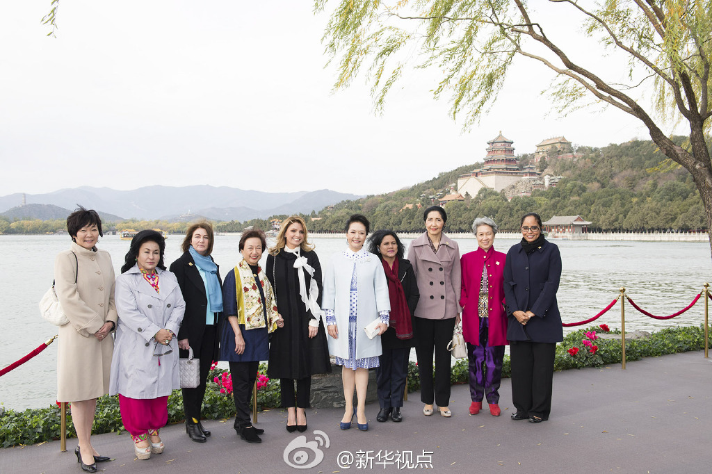 彭麗媛11日邀請來華出席2014年APEC領導人非正式會議的部分經濟體領導人或代表的夫人參觀世界文化