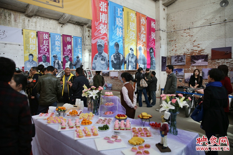 影展現(xiàn)場(chǎng)介紹河南籍賽車(chē)的手條幅掛滿展室。