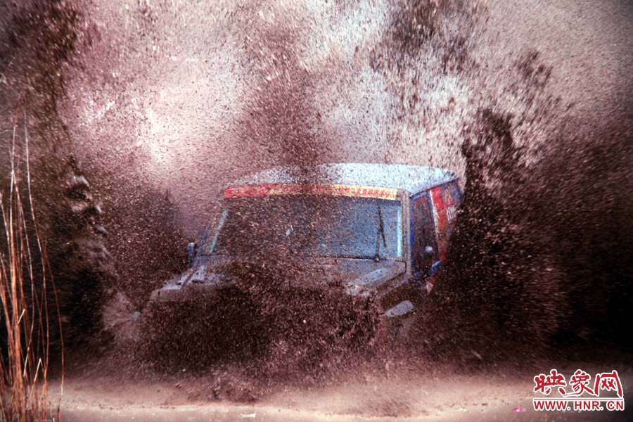 賽車(chē)的世界、更是男人的世界。圖為部分參展攝影作品。