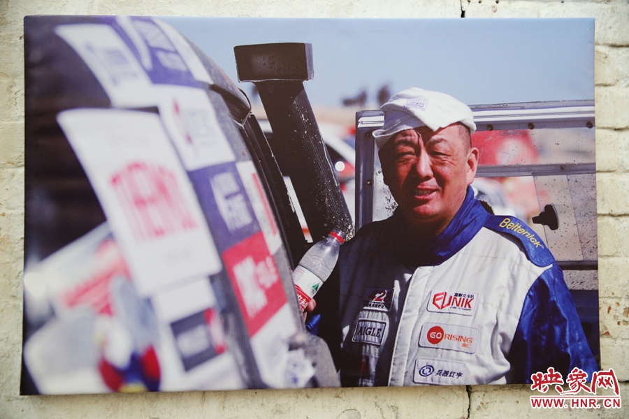 賽車(chē)的世界、更是男人的世界。圖為部分參展攝影作品。