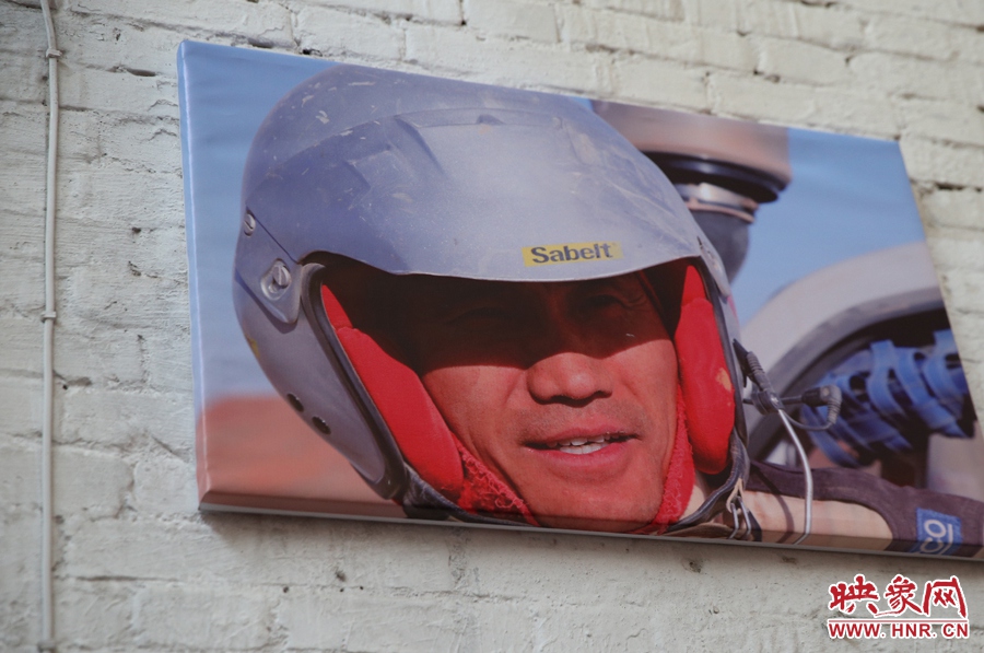 賽車(chē)的世界、更是男人的世界。圖為部分參展攝影作品。