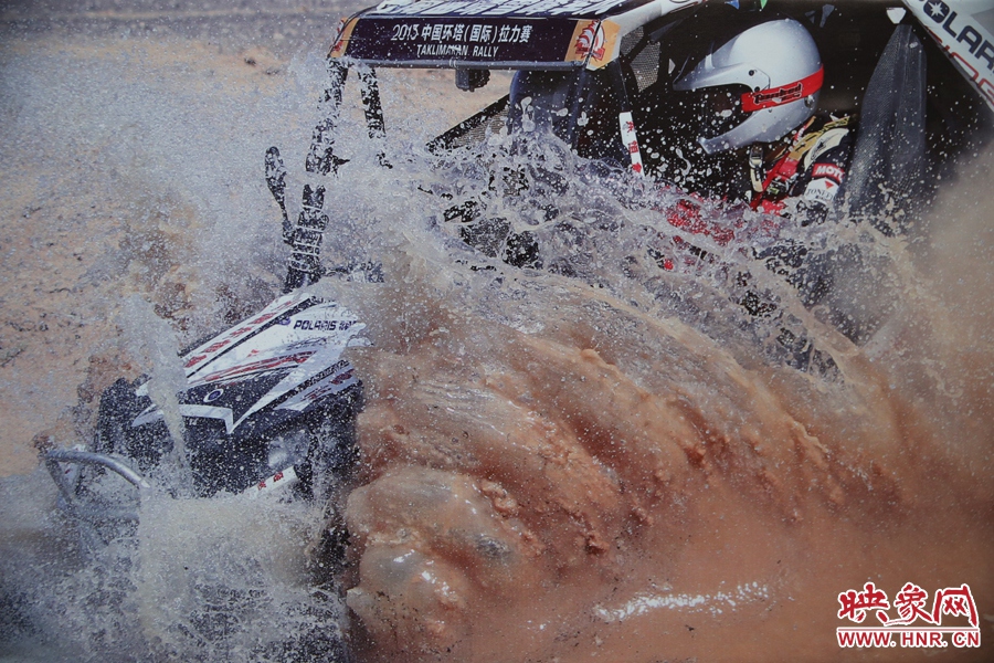 賽車(chē)的世界、更是男人的世界。圖為部分參展攝影作品。