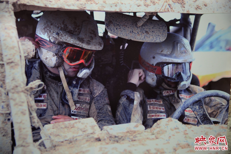 賽車(chē)的世界、更是男人的世界。圖為部分參展攝影作品。