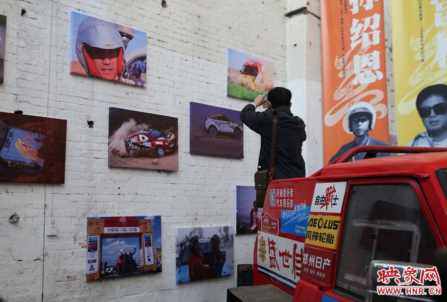 賽車(chē)上的攝影師。