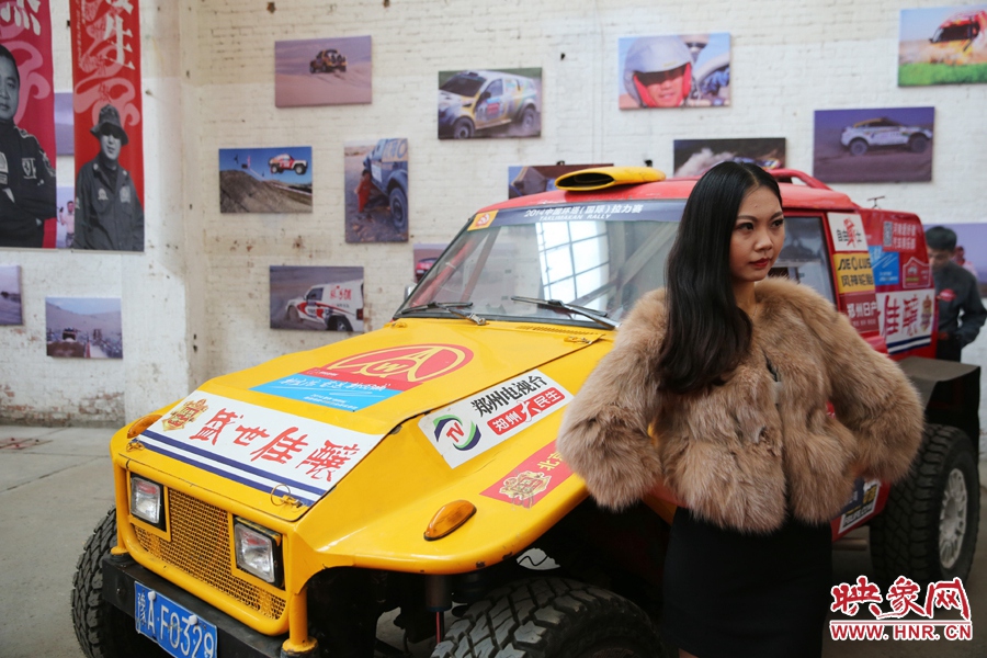 姐是車(chē)模，賽車(chē)的車(chē)。