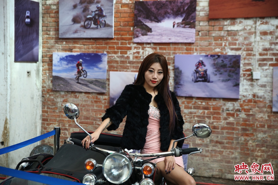 姐是車(chē)模，賽車(chē)的車(chē)。