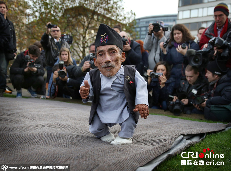 當(dāng)?shù)貢r(shí)間2014年11月13日，英國倫敦，世界上最矮的男子錢德拉·巴哈杜爾·唐吉與世界上最高的男子蘇