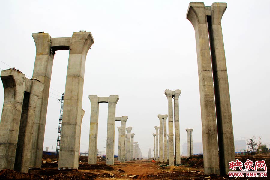 橋墩聳立，一片荒涼。